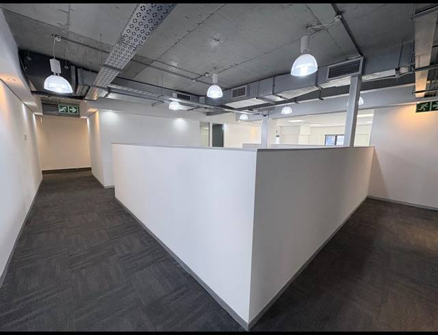 585M² OFFICE TO LET IN VORNA VALLEY